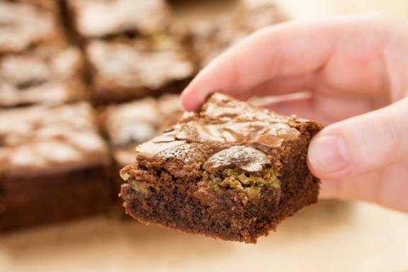 Mint-Aero-Brownies---held-RoseHartSweets