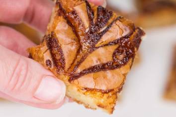 Lemon-Blondies-held-RoseHartSweets